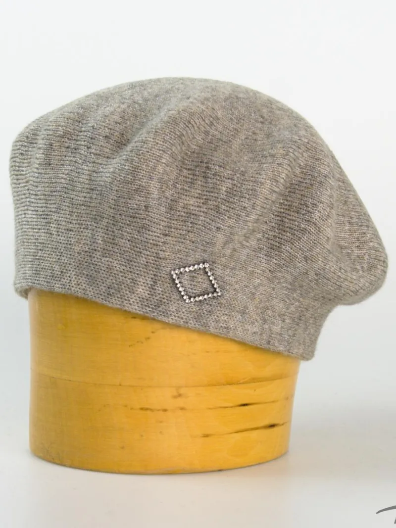 Dámský pletený dvojitý baret zdobený broží