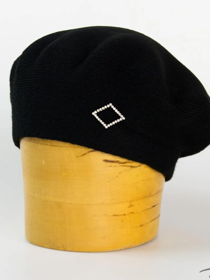 Dámský pletený dvojitý baret zdobený broží