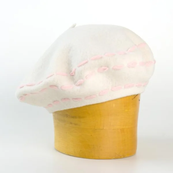 Dámský vlněný baret s ozdobným štepem