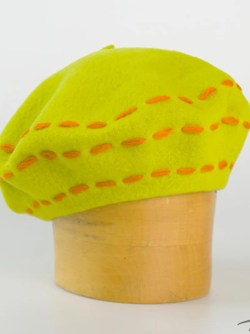 Dámský vlněný baret s ozdobným štepem