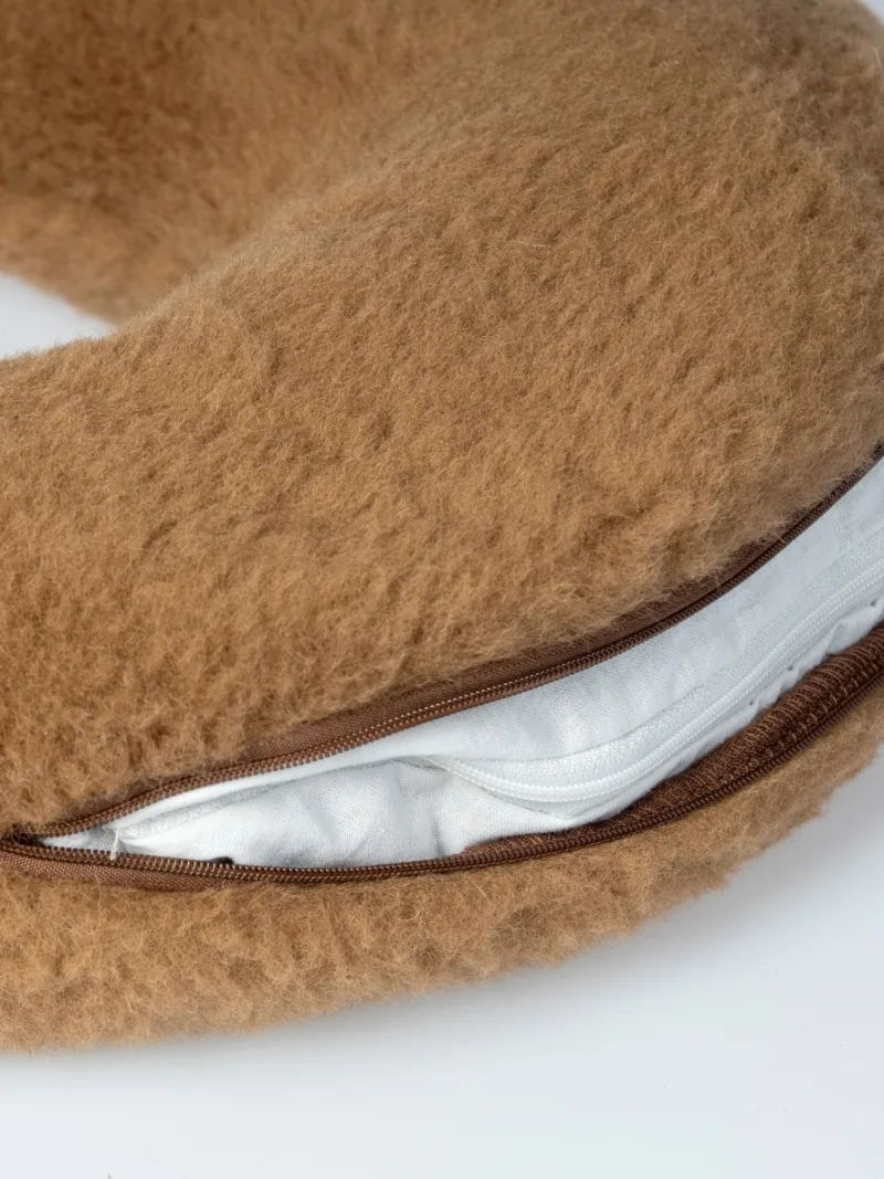 Poduszka gryczana podkowa merino Camel 20