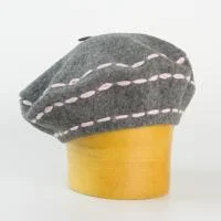Dámský vlněný baret s ozdobným štepem – 3604